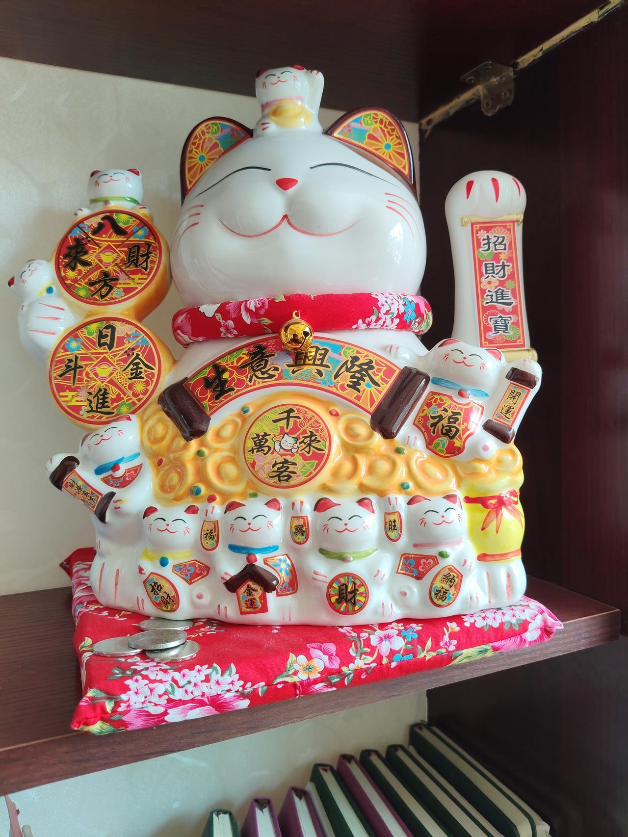 咱说句实在的，现在谁家里还摆这种招财猫？看着花里胡哨，又是八方来财又是生意兴隆，