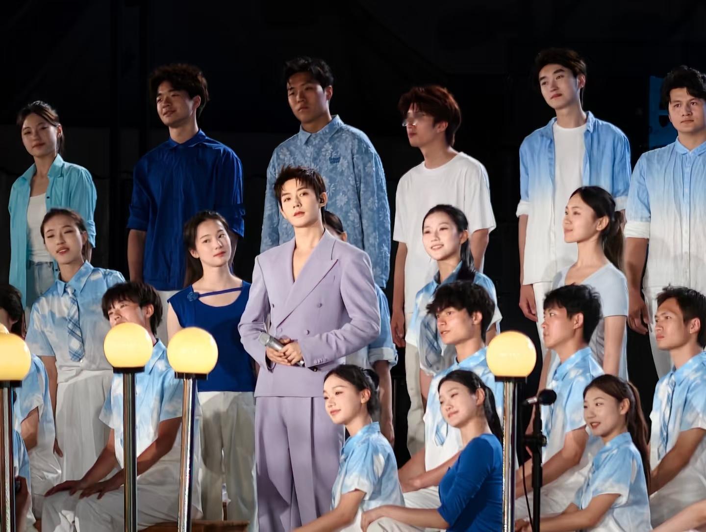 此男帅的毫不费力 人群中最亮眼的那一个