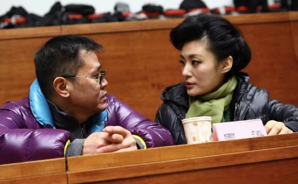 和央视前主持人周涛交谈也是一种享受，眼神如水软玉温香