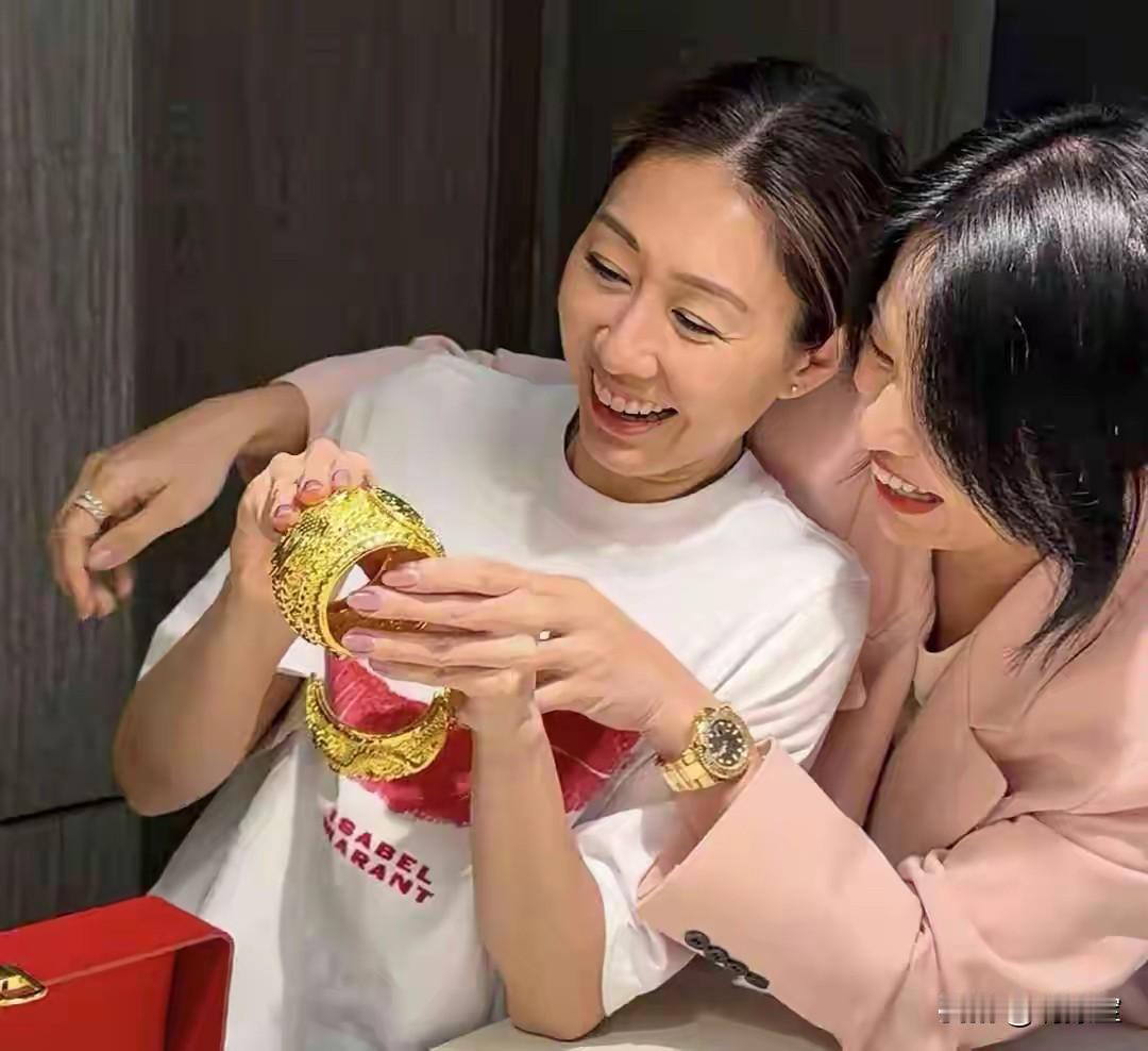 那些说空心的人是有多看不起香港人
人家洗碗工一个月都是一万六七
而且胡杏儿和胡定