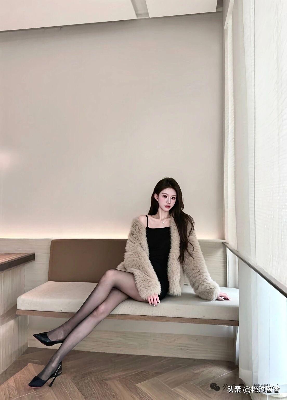 冬日暖阳下，优雅黑裙与毛绒外套的完美搭配，尽显时尚与温暖。现在穿短丝袜会不会感觉