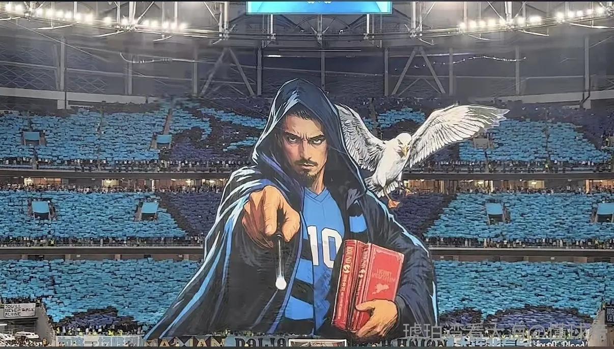 大连再现世界级TIFO！
在今天进行的中超“辽宁德比”中，大连英博的球迷再一次打