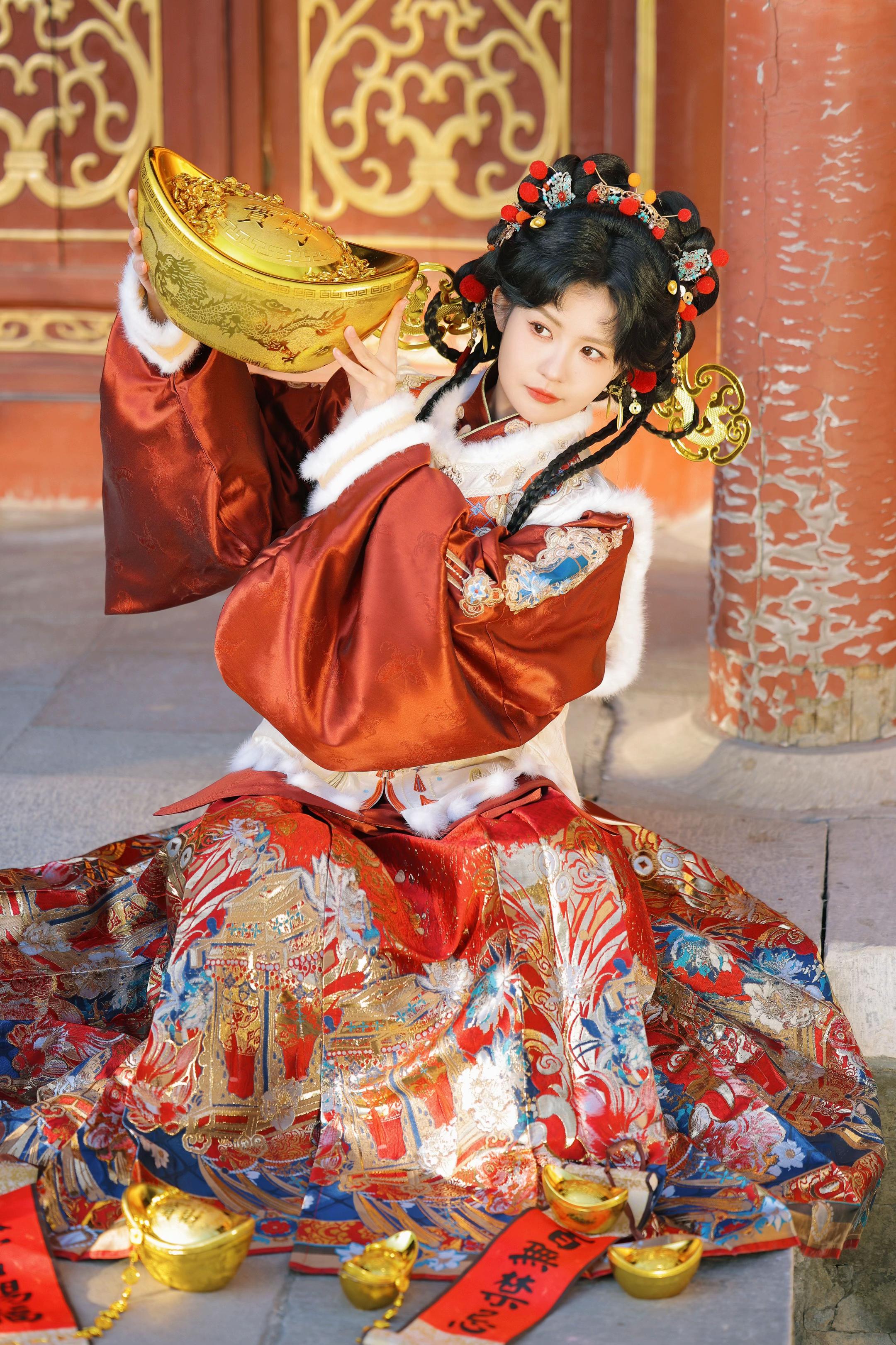 初五迎财神啦！ | 我拍的小财神赖美云。去年拍的小七嘿嘿 摄/后：我