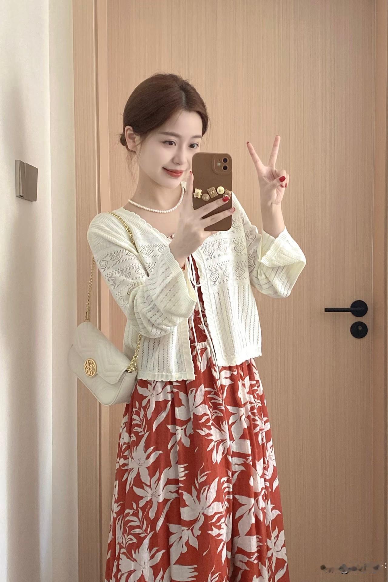 夏日清新穿搭，红色印花连衣裙搭配珍珠项链，轻松自在。