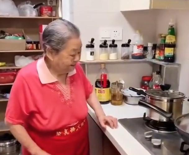 90岁的老娘正在厨房做饭，儿子回家的一个举动，却让老娘直喊太累了，原因听着更让人