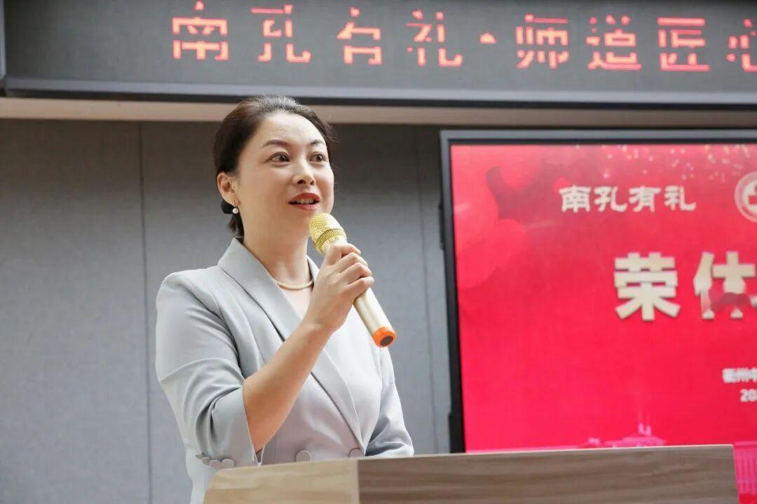 浙江省衢州中专举行教师荣休仪式
        10月10日，视频暖场启幕，李玲