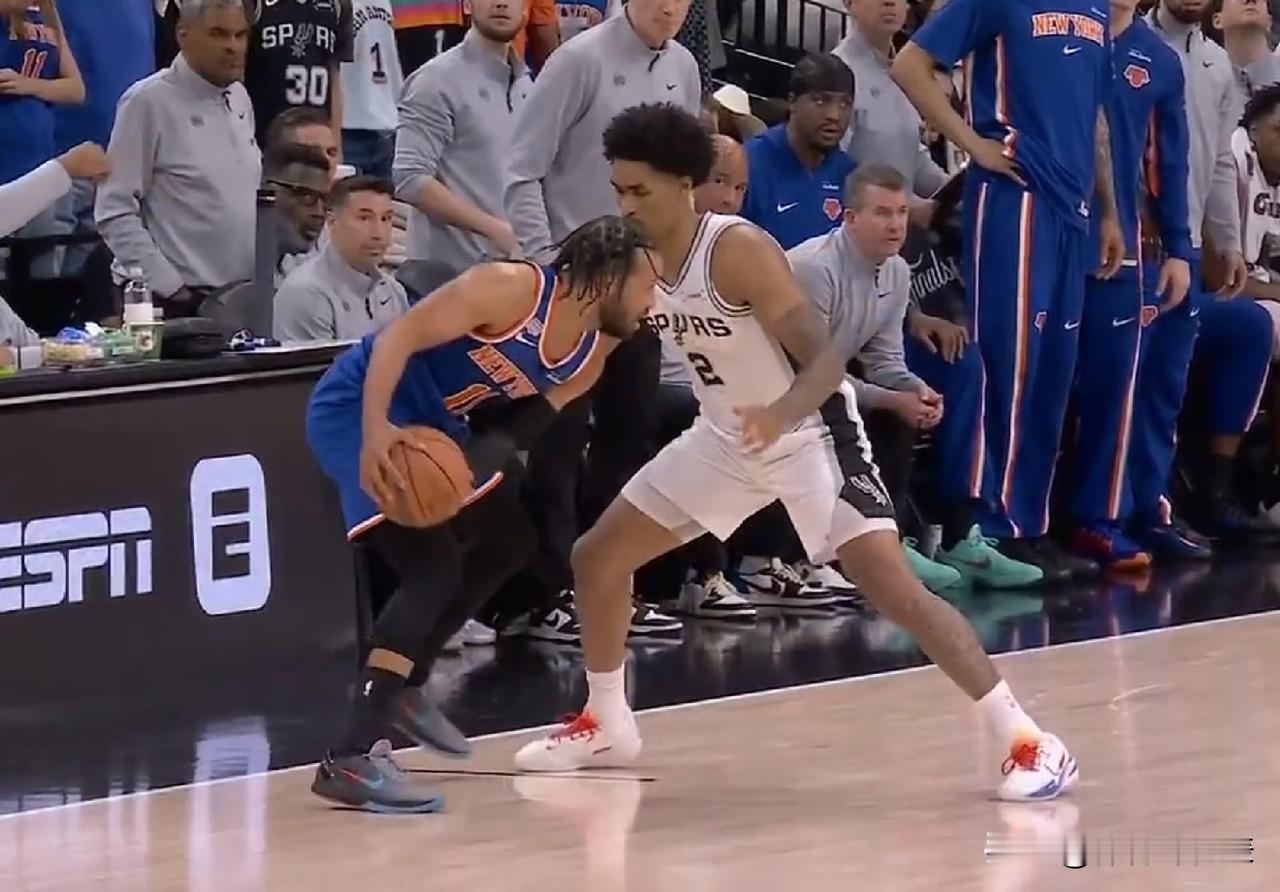 NBA总决赛G2实时战况，唐斯17+7不输文班亚马，尼克斯首节输9分第二节净胜1