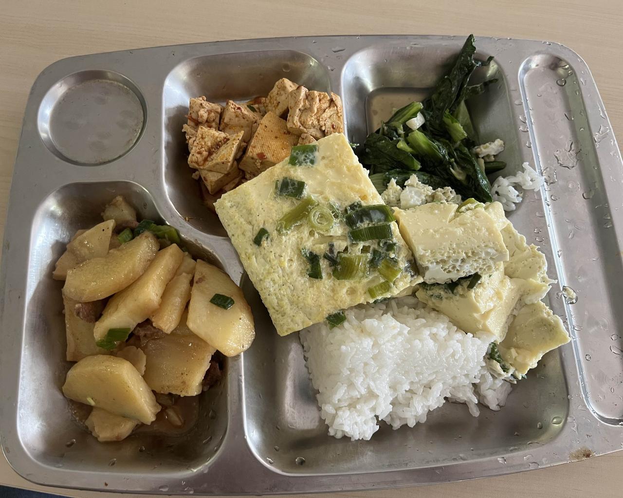 鸡蛋羹也算荤菜了…

食堂20元标准两荤两素，通常情况下必定有一个难以下咽的素菜