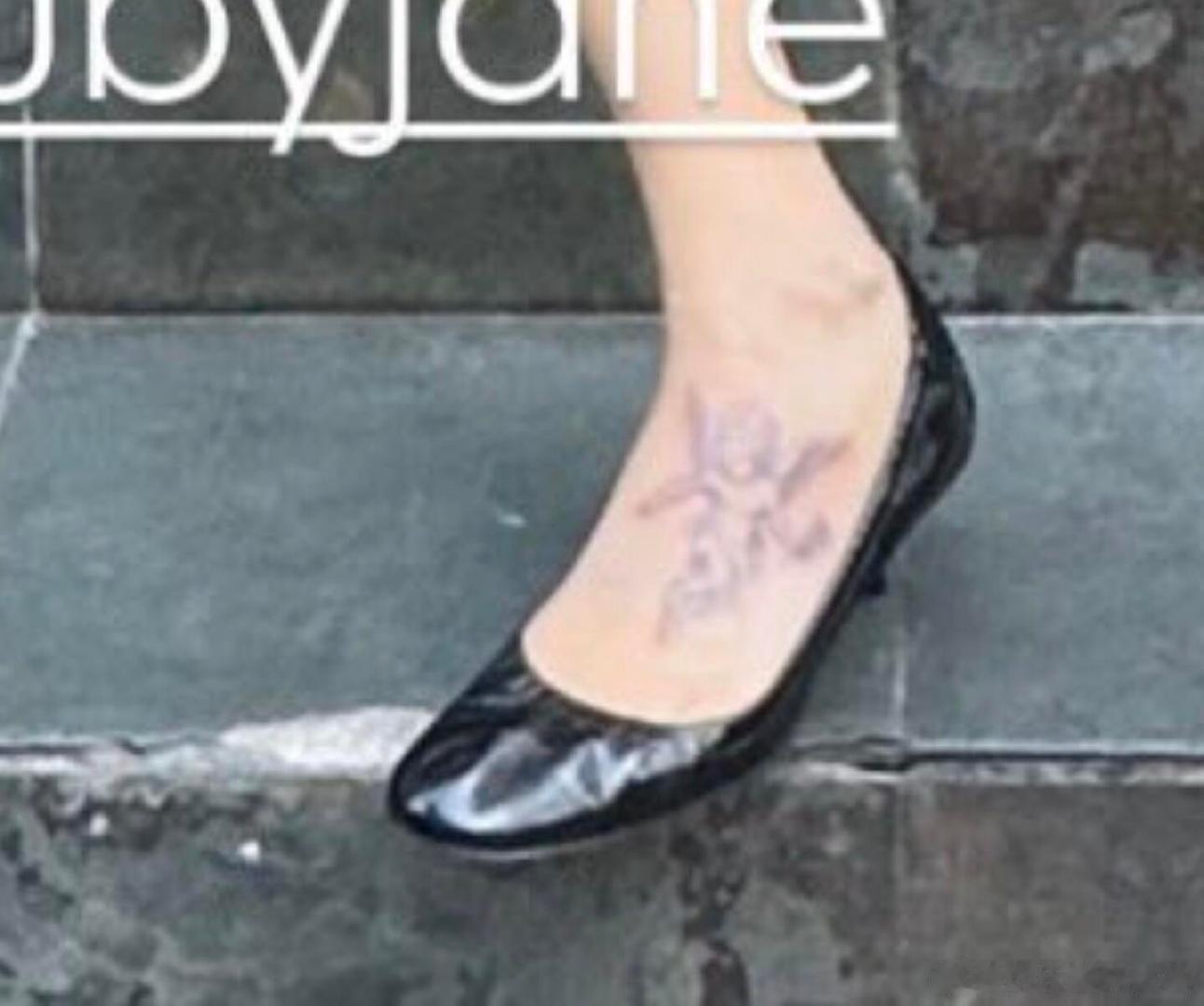 Jennie脚背纹身这个天使纹身是守护神吧？Jennie走到哪都自带光环！Jen