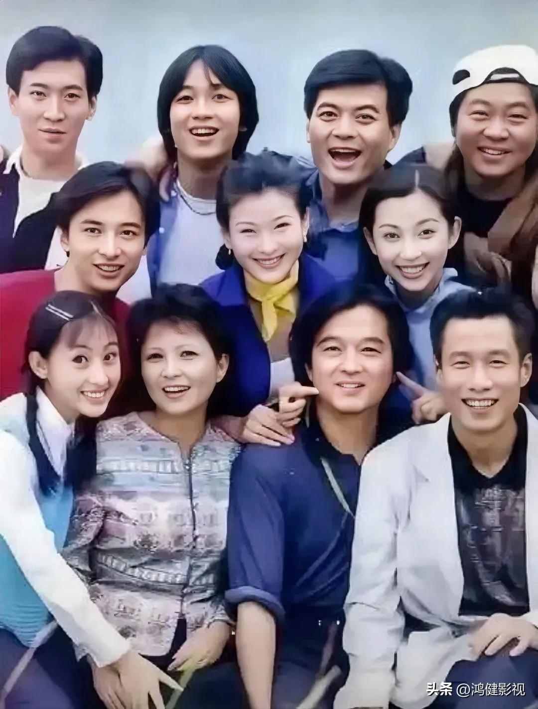 这是电视剧《青春出动》里的主要演员们。你能认出谁来？团演员合影