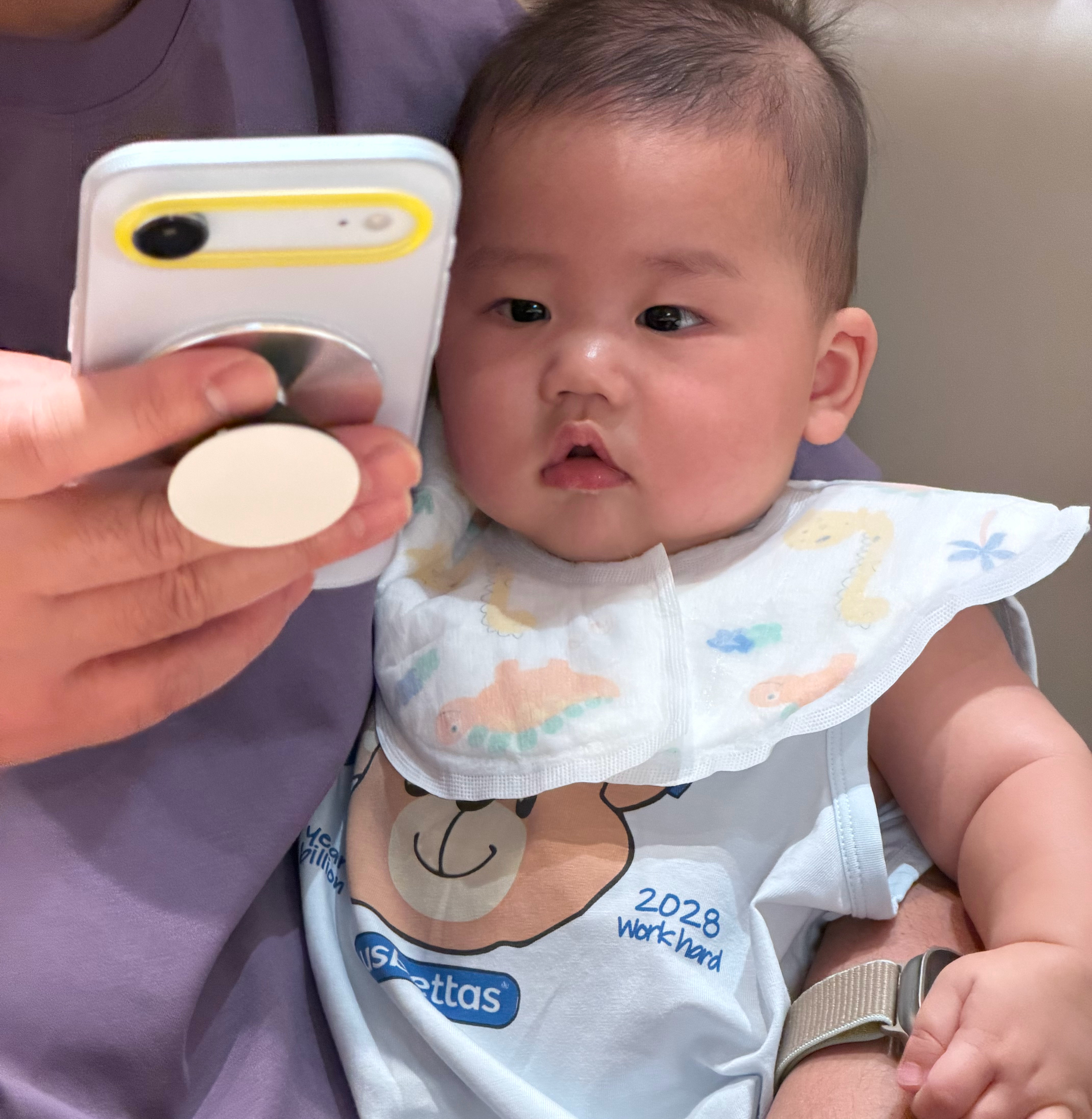 小爆爆，你在看什么(👀) 