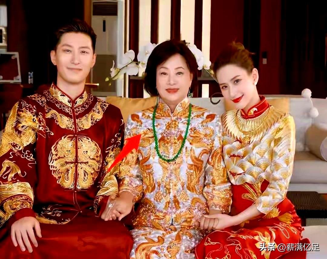 翻到何家这段时，才知道，同一屋檐下能活出两套剧本。
三太这边，嫁女时没陪嫁，酒席
