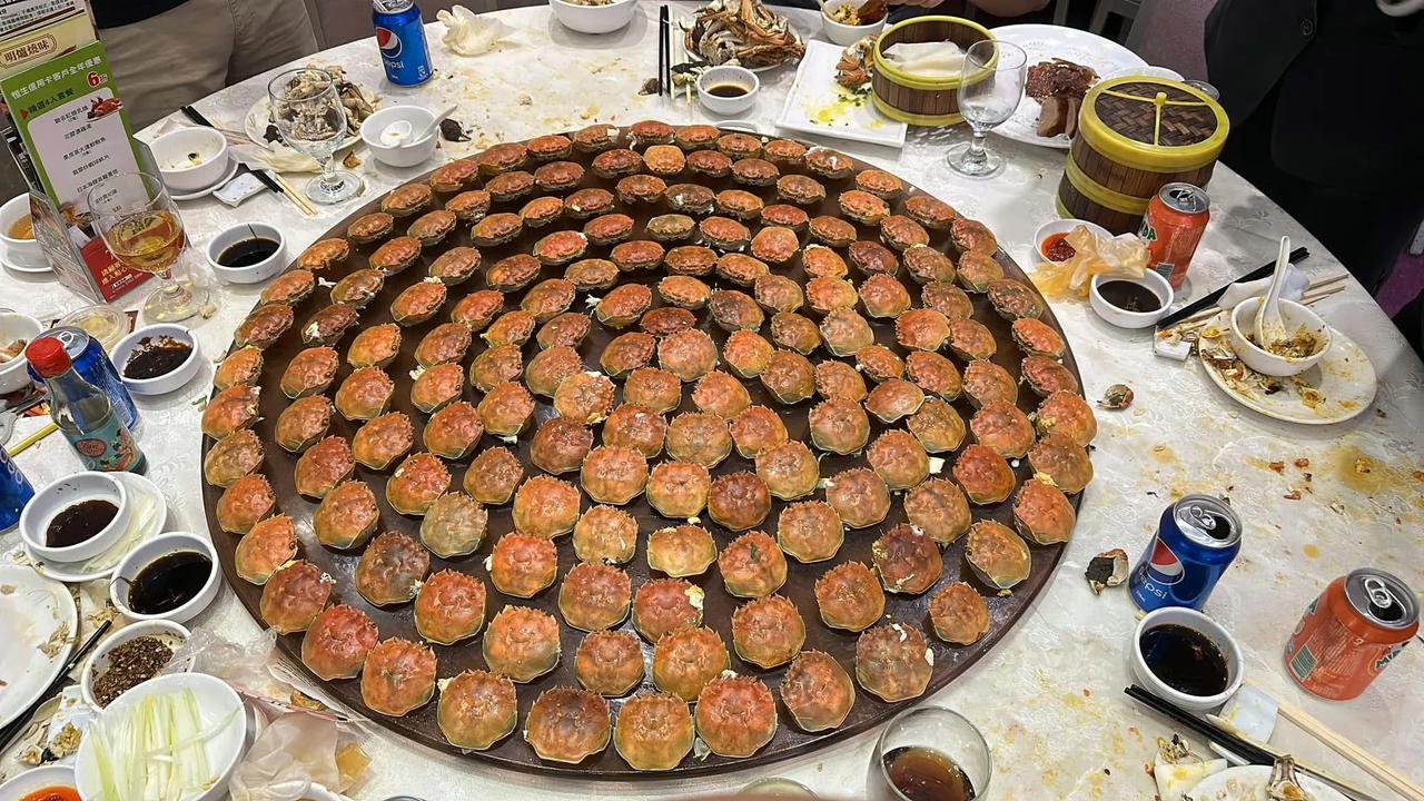 香港富临皇宫推出2小时任食大闸蟹，不少人追捧，昨晚网友分享：6个人，食咗245只