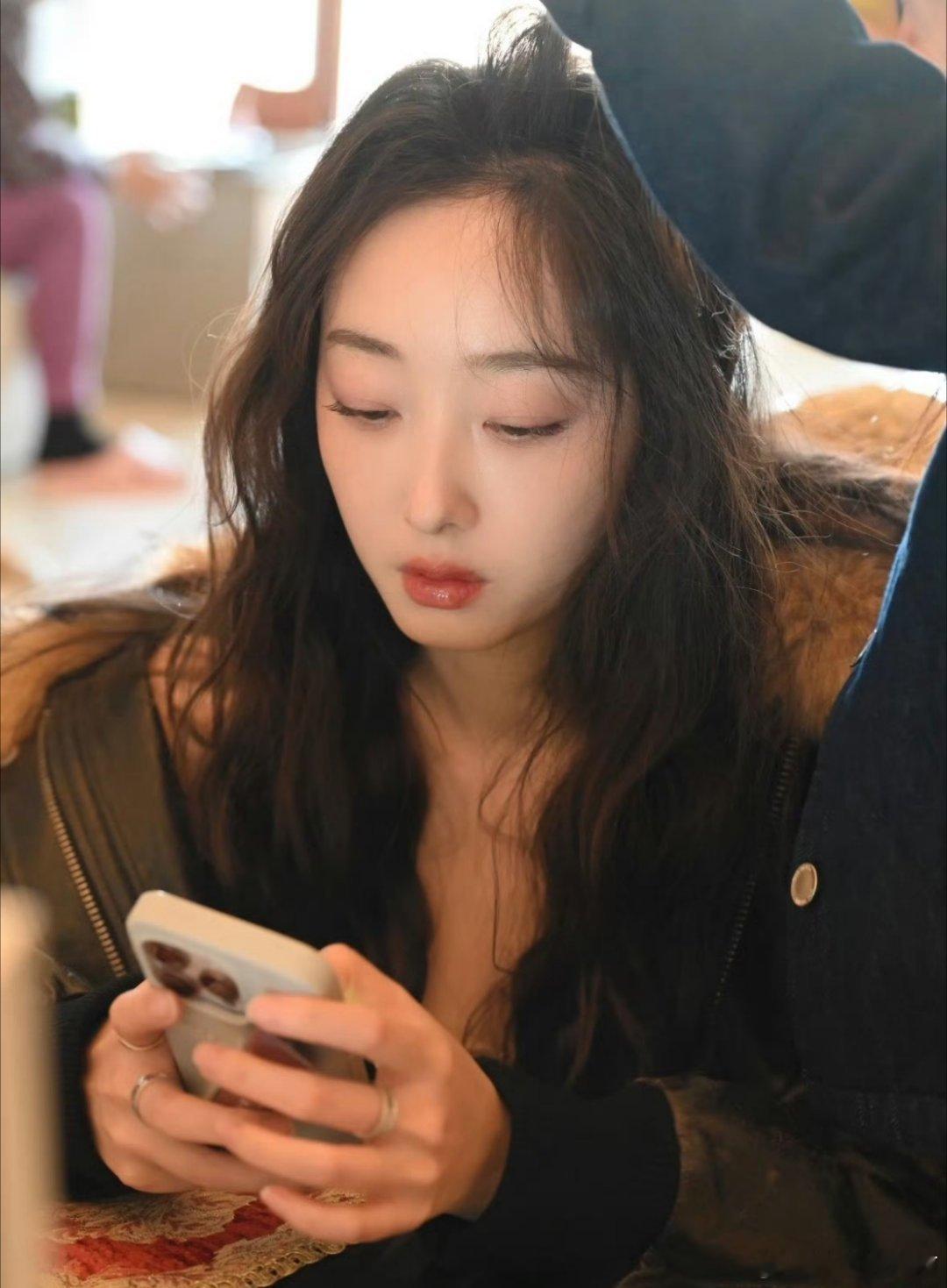 蒋梦婕恋情时间线绯闻一出火速辟谣😂蒋梦婕被拍到和男子聚餐同回住处，工作室澄清只