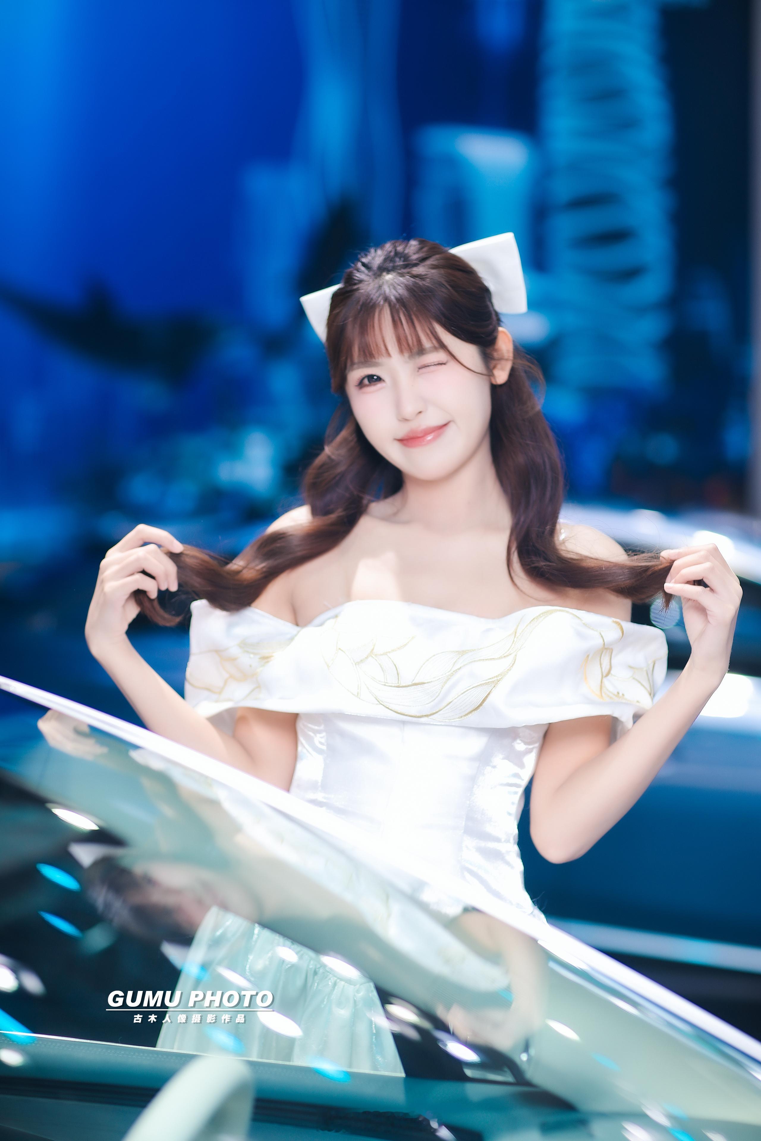 2025重庆汽车消费节比亚迪展台模特小姐姐2025重庆汽车消费节 