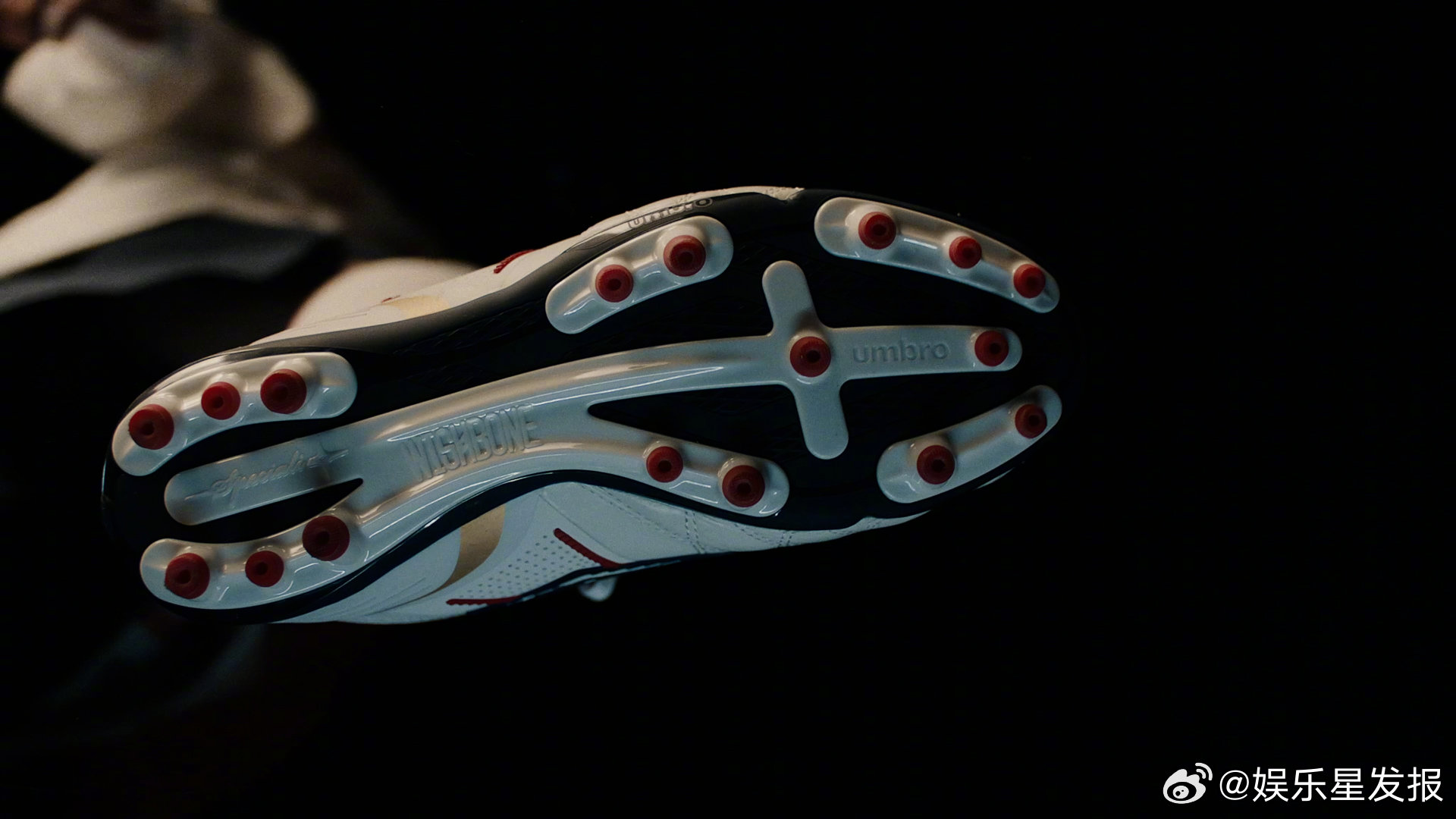 鹿晗当燃红 从少年到如今，鹿晗对足球的心动从来没变过。红色球衣换了一件又一件，但