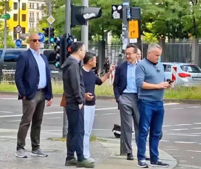 大家注意了，最近马云低调回国是彻头彻尾的假消息，一个大乌龙而已，所谓“马云现身杭