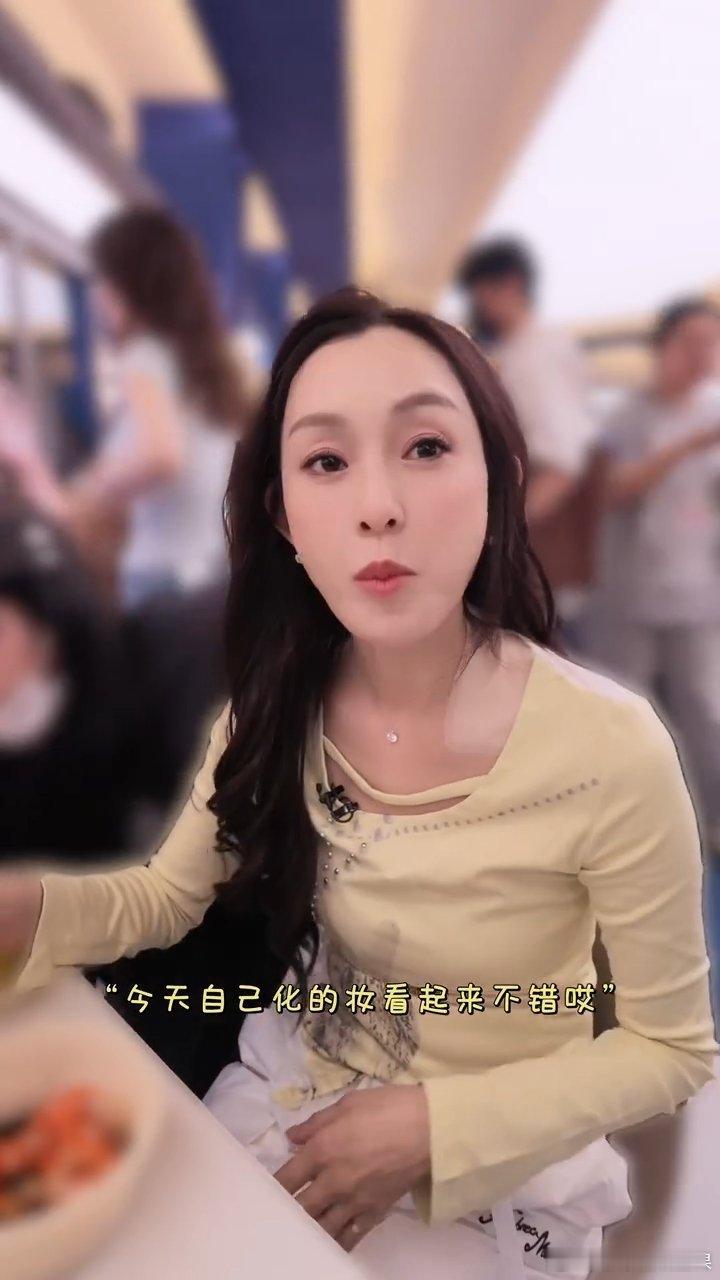 范玮琪练舞脖子闪了 范玮琪虽然闪到了脖子，但整个人散发出来的活力依然很足，这种真