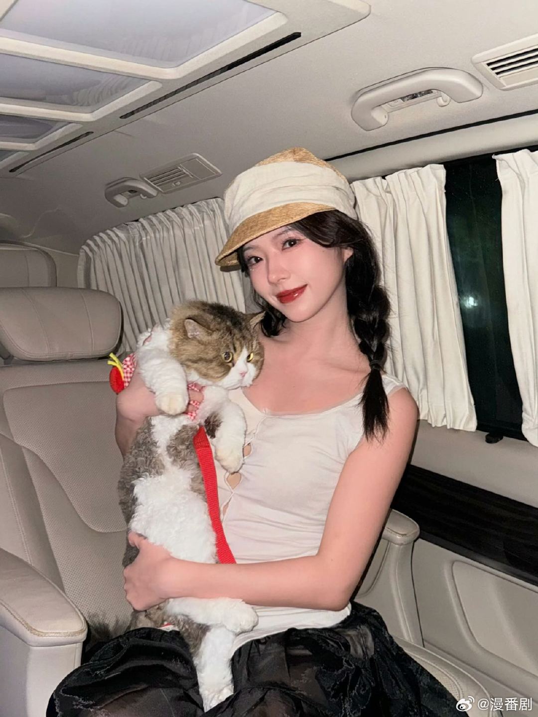 何蓝逗 何蓝逗最近状态太好了吧，感觉瘦了很多，妹感好足！ 