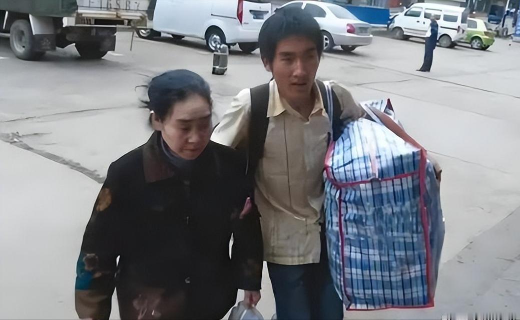 [微风]2008年，山东一大一新生背着自己患有精神病的母亲，足足走了2000多公