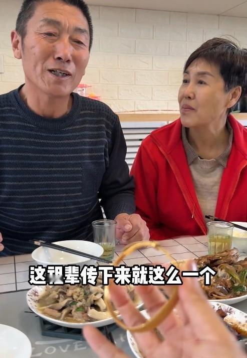 王叔挖酒坛，亲女不吭声，迷歌戴镯子

王叔退休前一天晚上，在老房子的地窖里找到一