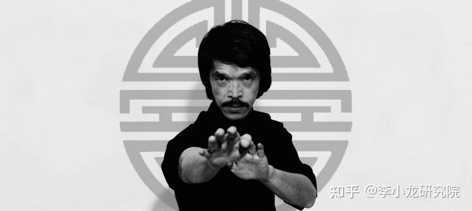 1965年，李小龙回到香港，张学健，少年时和李小龙一起在香港学拳，一起在香港街头
