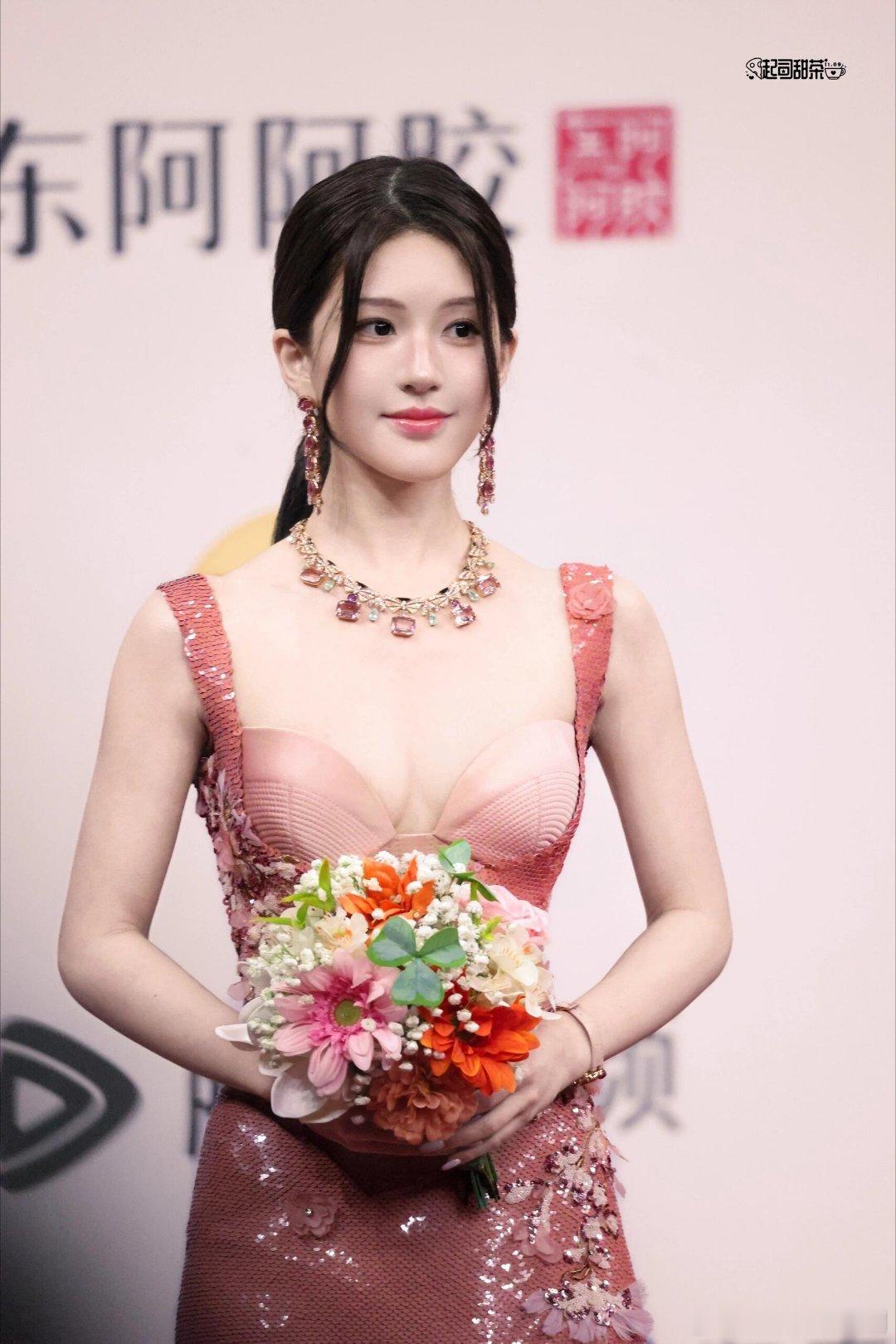 赵露思 年冠王有亿点美丽 高珠高定统统安排女王捧花而来，惊艳登场，闪闪发光的她！