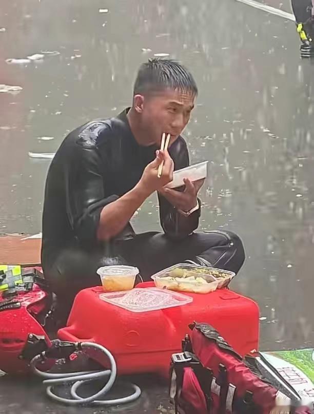 “我唯一的一次中特等奖可能就是投胎做了中国人”这是一位网友在广西洪灾救援视频下的