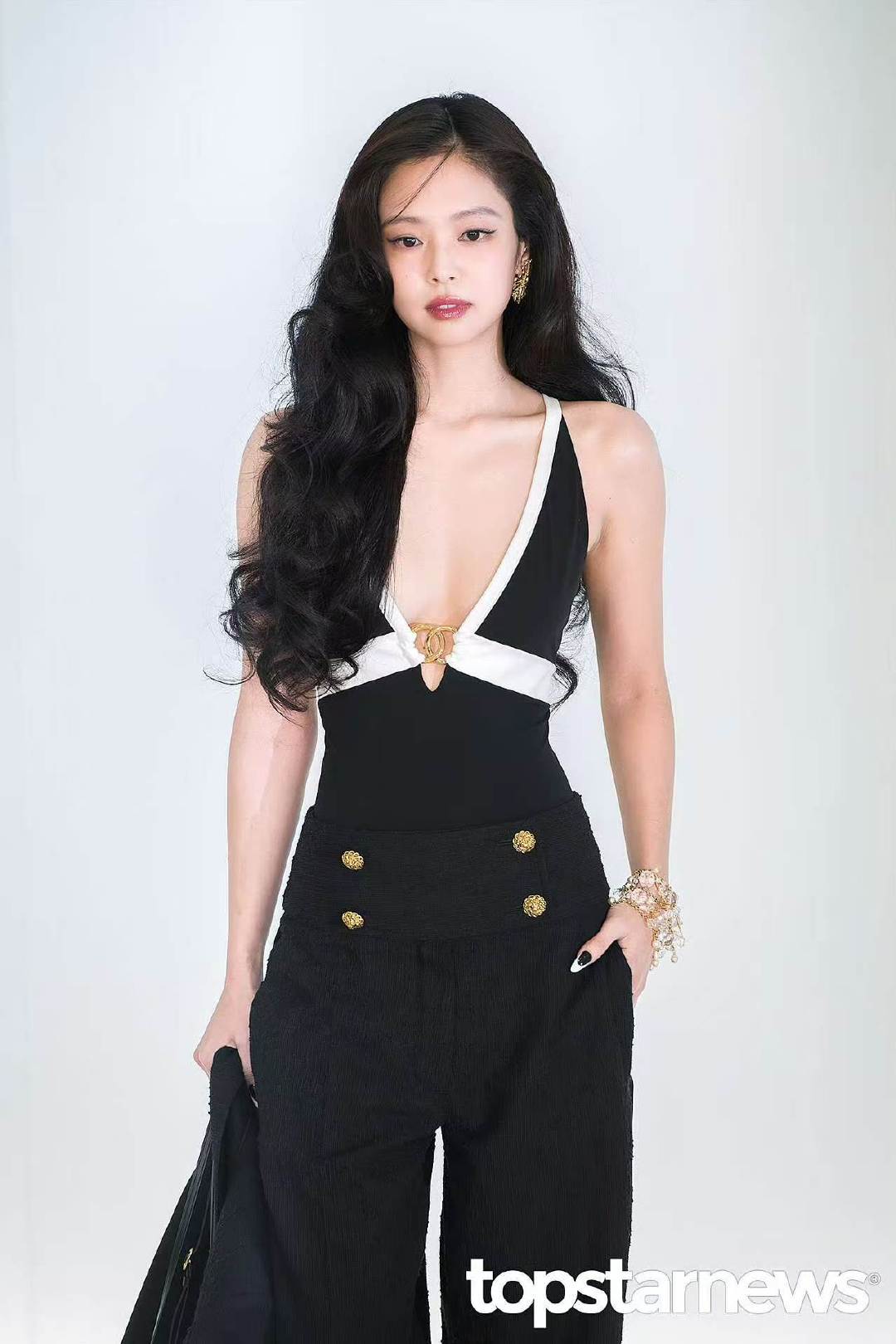 jennie深v看秀造型jennie香奈儿看秀深v造型 jennie只需稍稍发力