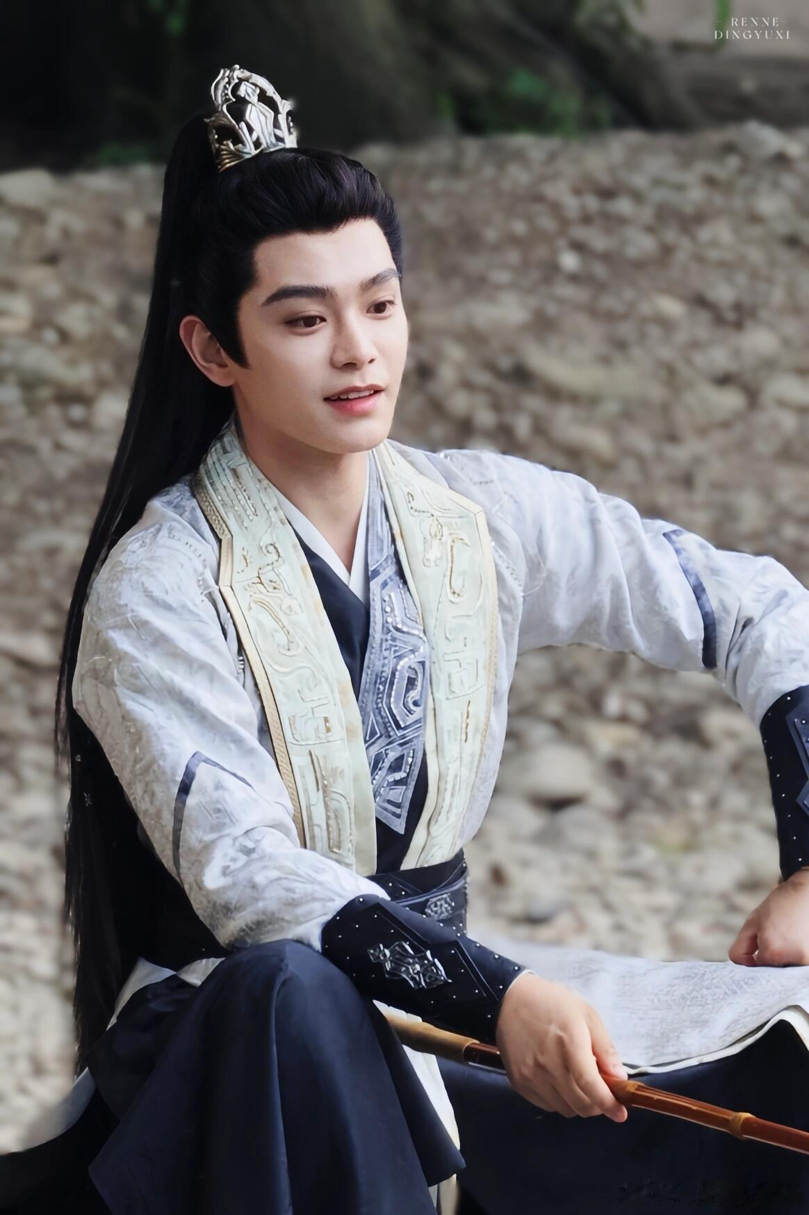 丁禹兮娇嫩我如今几岁 跟家人看《山河枕》都夸丁禹兮细节演得好！扶灵时泛白的指节、