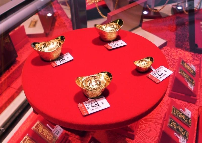 从消费端来看，黄金饰品价格大幅上涨，许多消费者望而却步。对于一些以佩戴装饰为主要