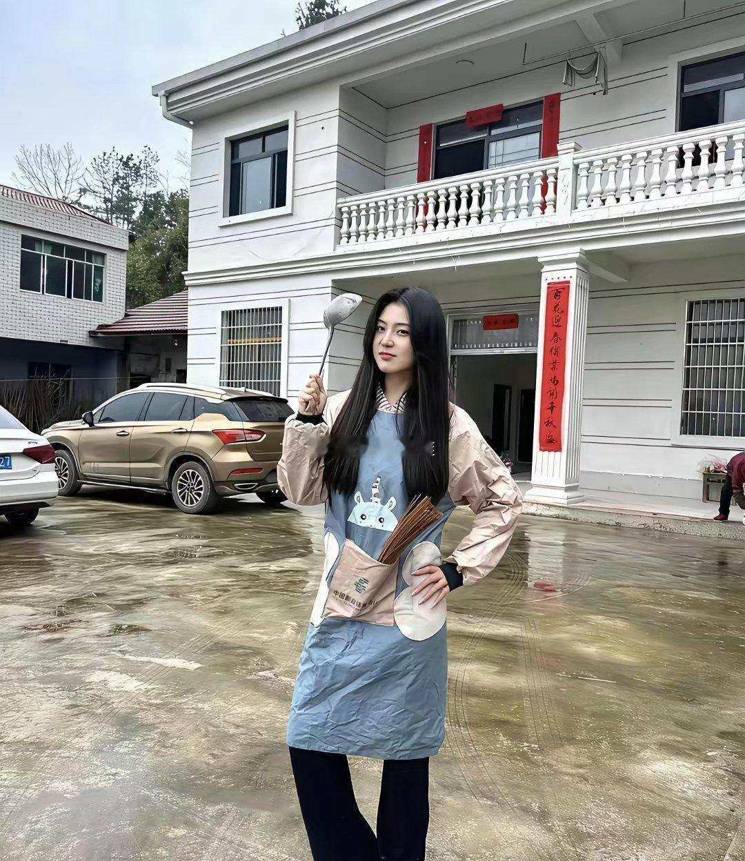 这么漂亮都开始招上门女婿了，那是不是还要给彩礼呀！现在这样的条件招个上门女婿应该