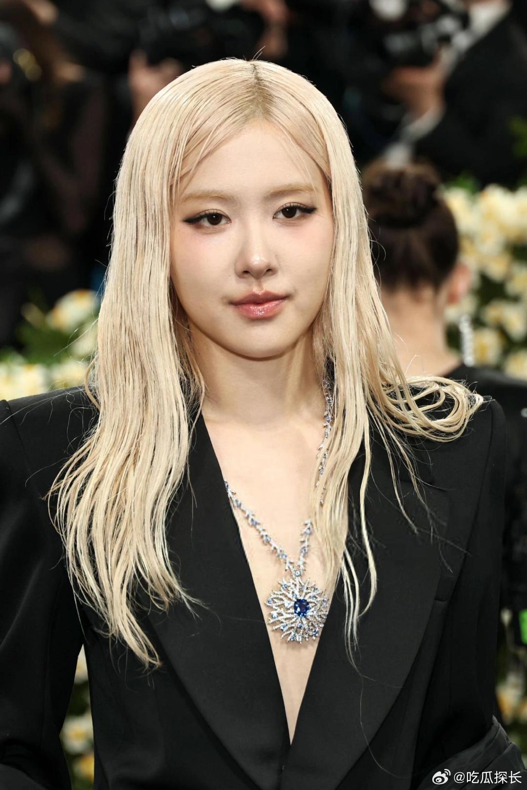 朴彩英黑色西装朴彩英一身黑色西装现身MetGala，她真的太适合这种风格了。朴彩