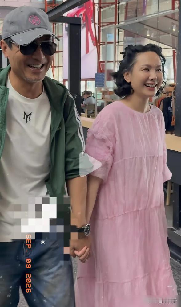 51岁的郭晓东，终于在内娱男星的扮嫩内卷里，暴露了最真实的疲态。
9月参加《披
