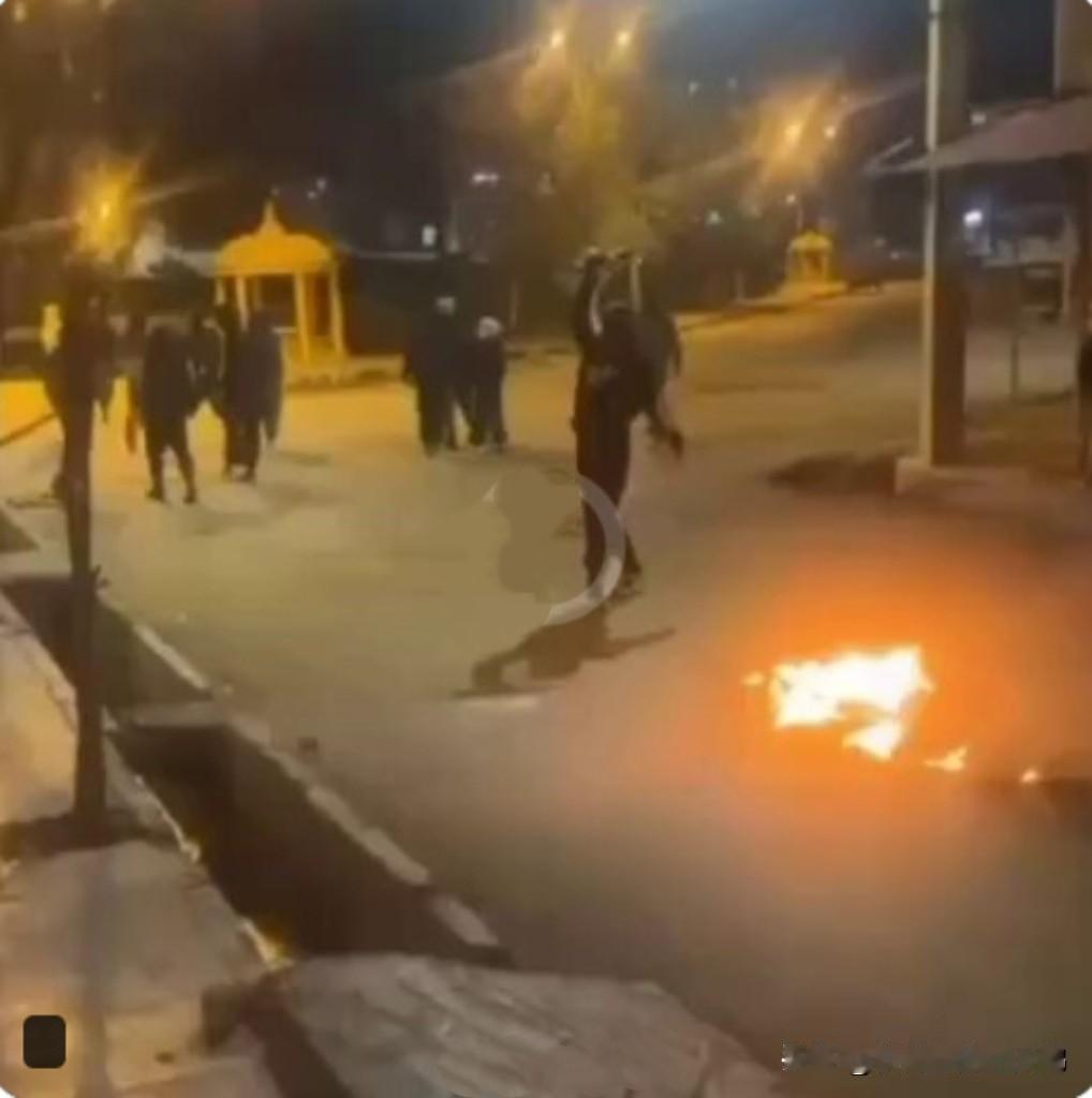 一位与伊朗警方有关联的消息人士就昨晚德黑兰发生的恐怖袭击发表了评论：
我必须告诉