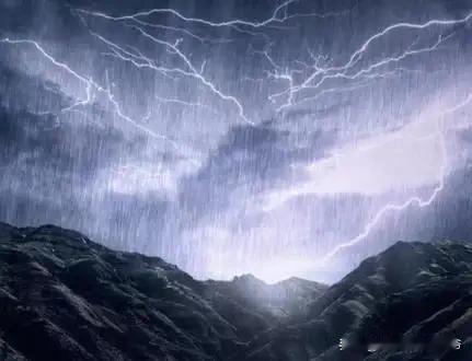 上联:昨夜闪电雷鸣，
下联:今晨大雨滂沱。
