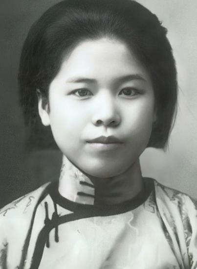 1947年，特务们将杨虎城的夫人谢葆真牢牢捆住，脱下她的裤子后，用针头扎进她的大