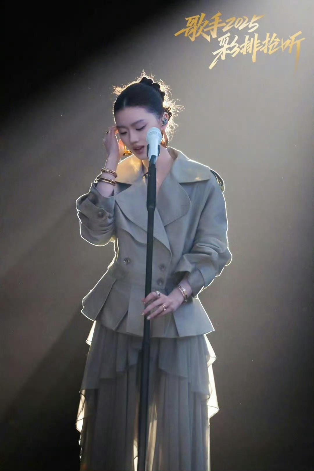 去年今日单依纯歌王之战有趣彩排试听音源听得我鸟了两滴。。人声即乐器最好的诠释 