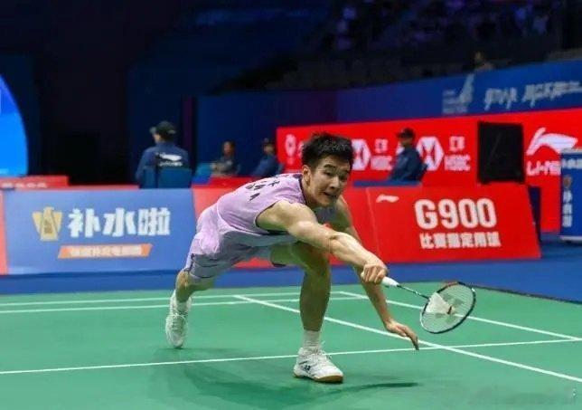 太可惜了亚锦赛李诗沣首轮出局，现在就好好休息调整，为后面的汤姆斯杯做足准备， 