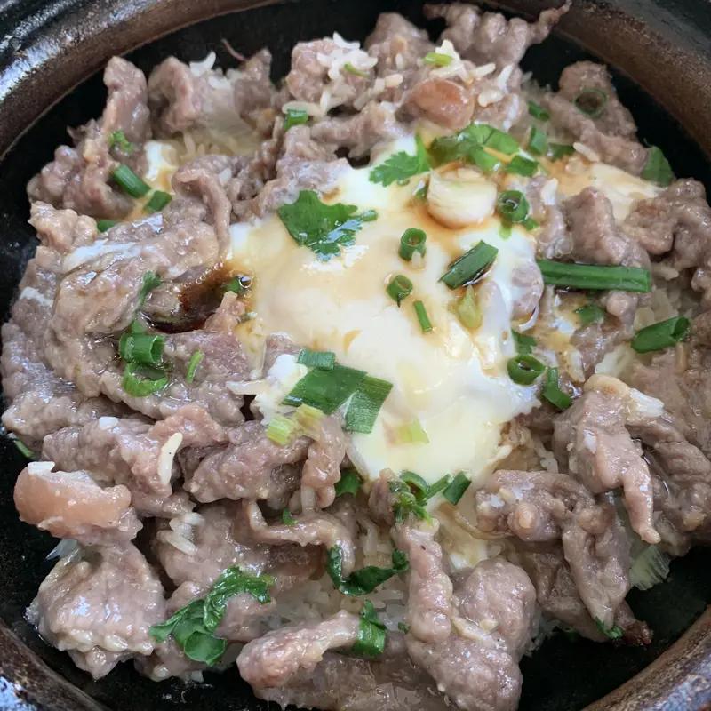 在家我会做饭，牛肉煲仔饭是我的特长，大米提前泡30分钟，牛肉逆纹切片，用调料腌制