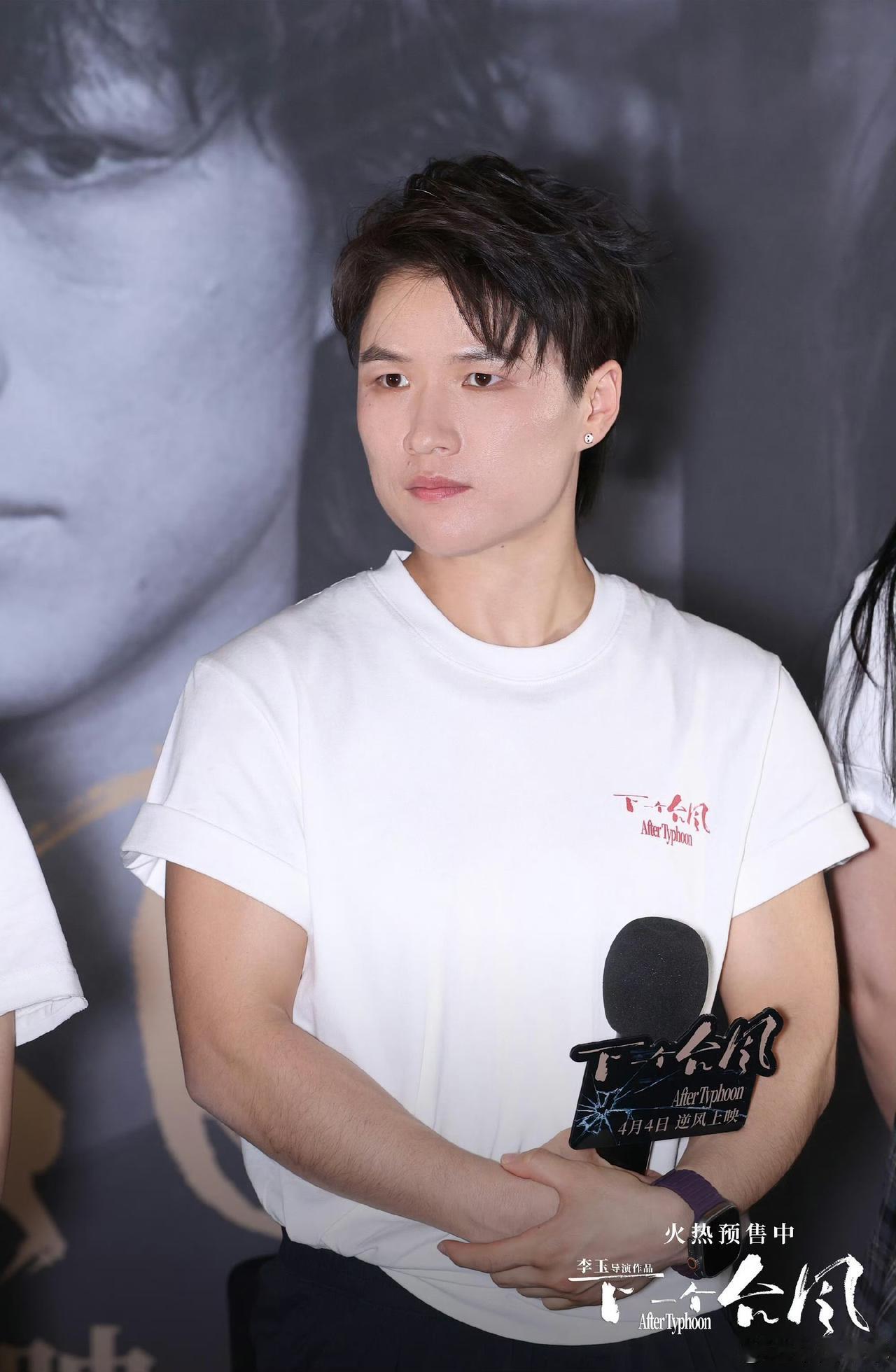 近期张伟丽这拍照各种造型，我感觉还是打拳更帅，因为可盐可甜可御姐的女孩子很多，但