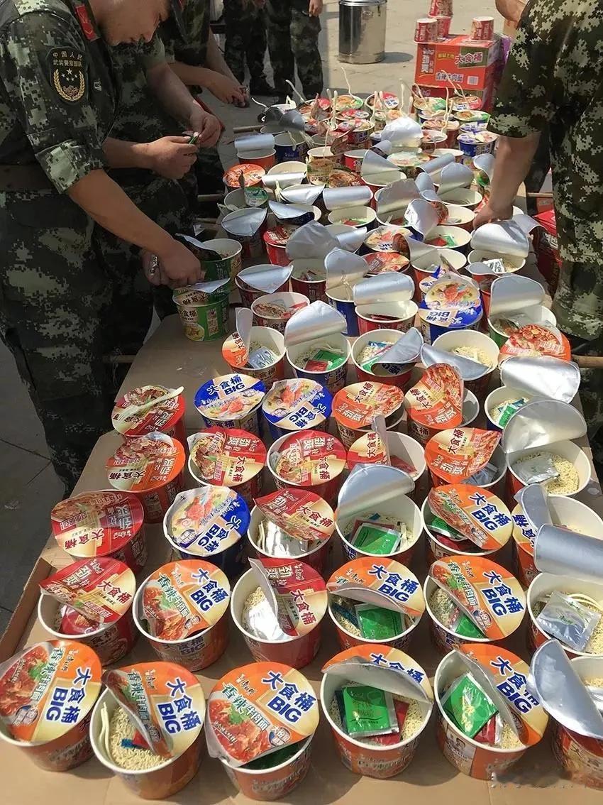 你敢相信这是二十一世纪，和平时期，发生水灾时，抗洪官兵的饭食？