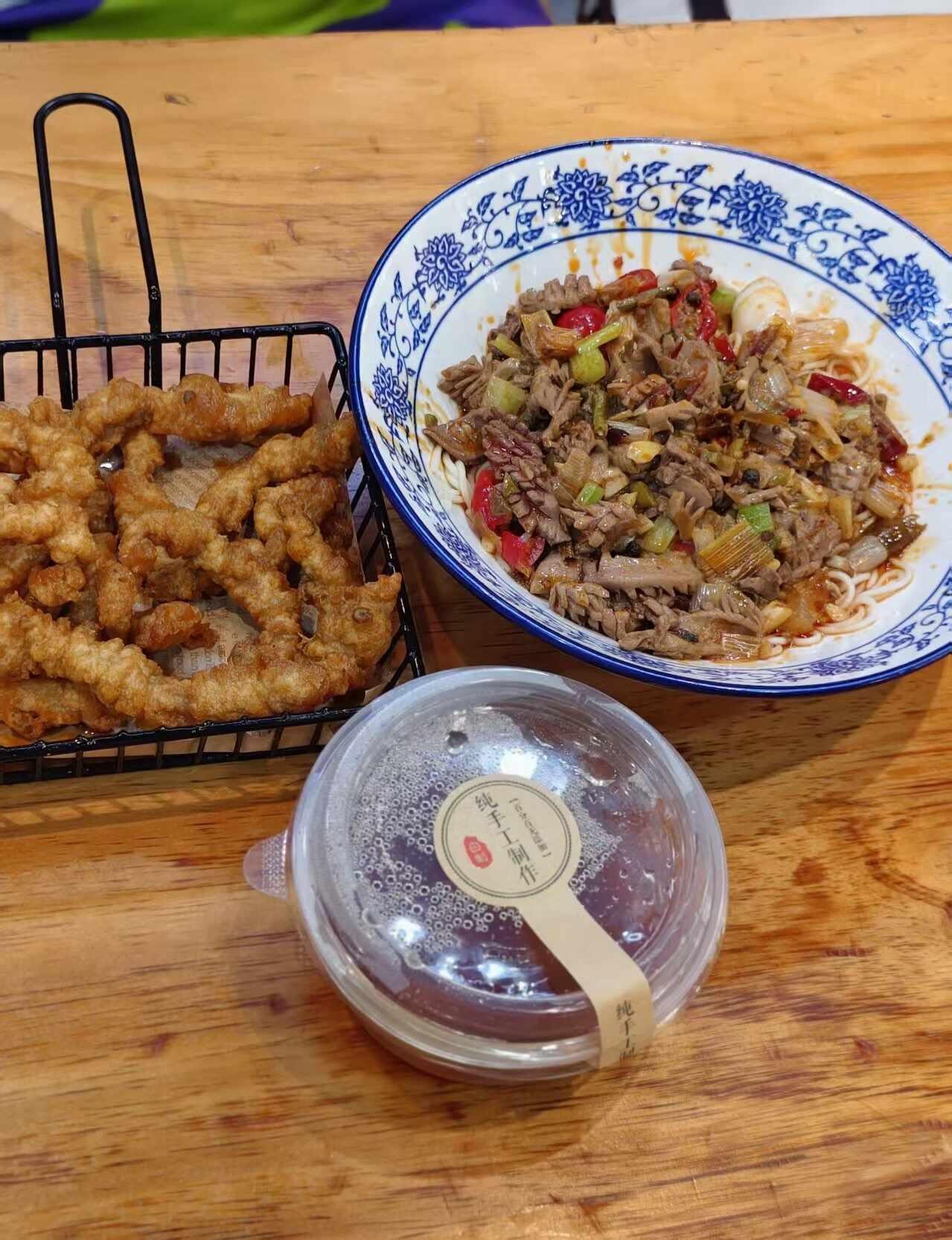 体育西好吃爆炒盖浇面
厨房就在眼前 干净卫生看着心里舒服 大火猛炒不是预制菜 炒