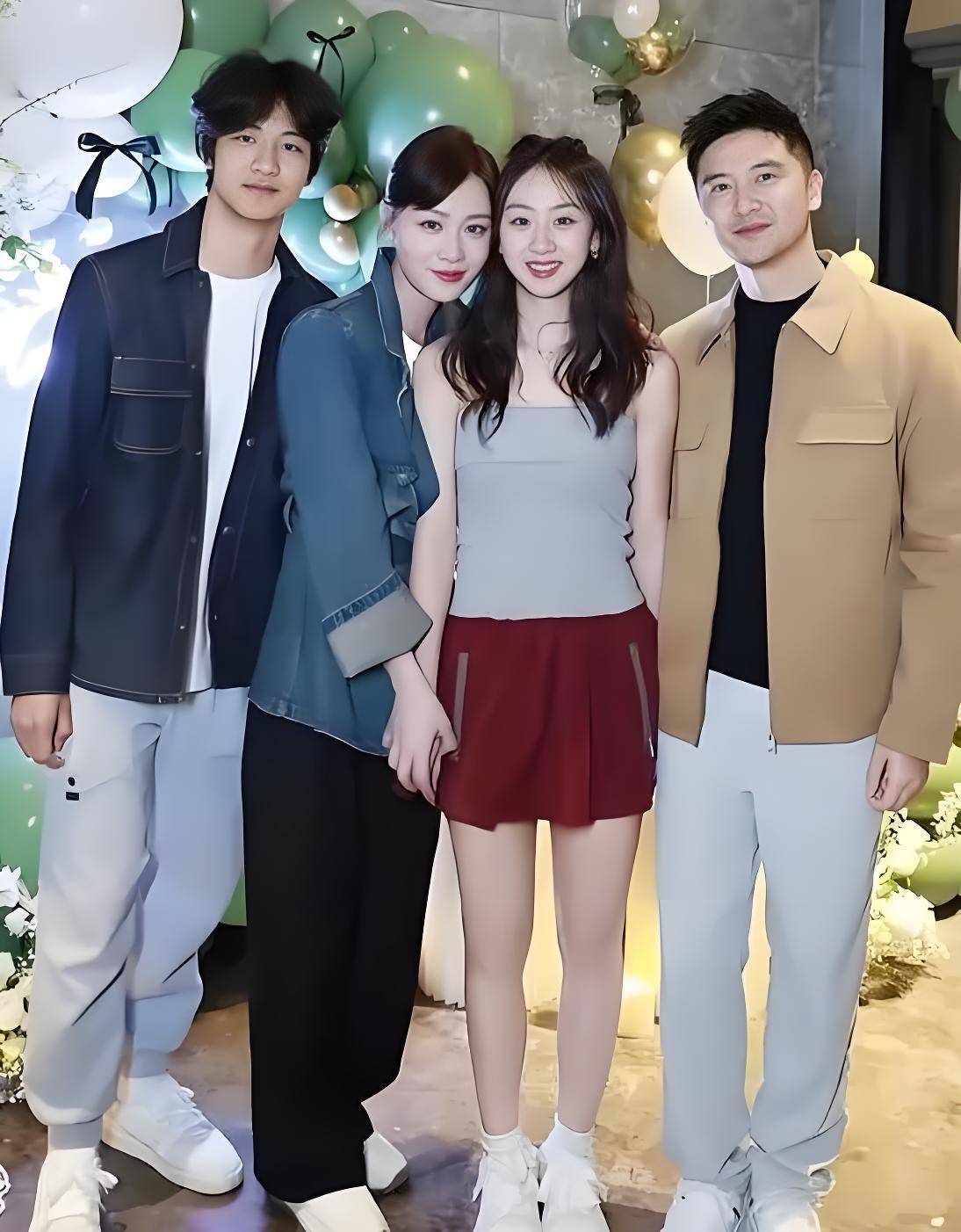 田亮一家四口合照。田亮和他儿子森碗父子俩站两边，他女儿森碟和老婆叶一茜，母女俩手