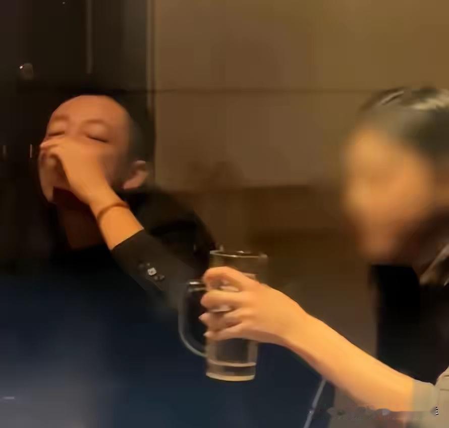 小菲都是关键人物，去到哪里，都会有人关注他，没有办法，普通人的生活，总是不能普通