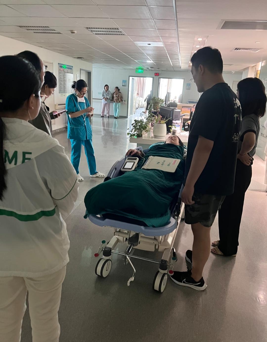 人老了，这一生病住院
就能活明白一件事咯
那就是年轻的时候
一定要多生几个孩子