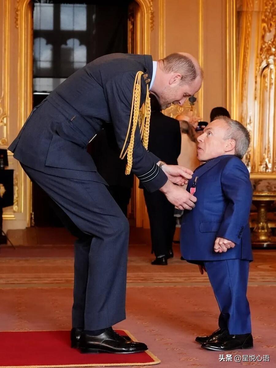 看到沃里克·戴维斯获勋的消息，真的太感动了！

56岁的他，是哈利波特的弗立维教