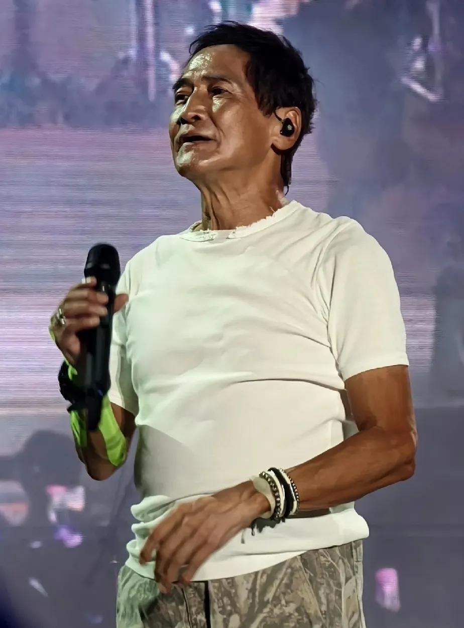 减肥才是男人的医美，
齐秦比以前（右图）年轻了好多，整个人也精神奕奕，其气色和精