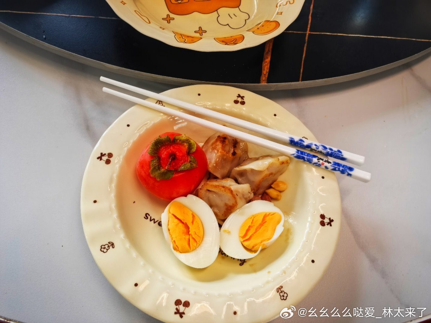 早餐来了！很难得周末按时吃早餐，毕竟我是可以一觉睡到下午的人[老师爱你]饺子就喜