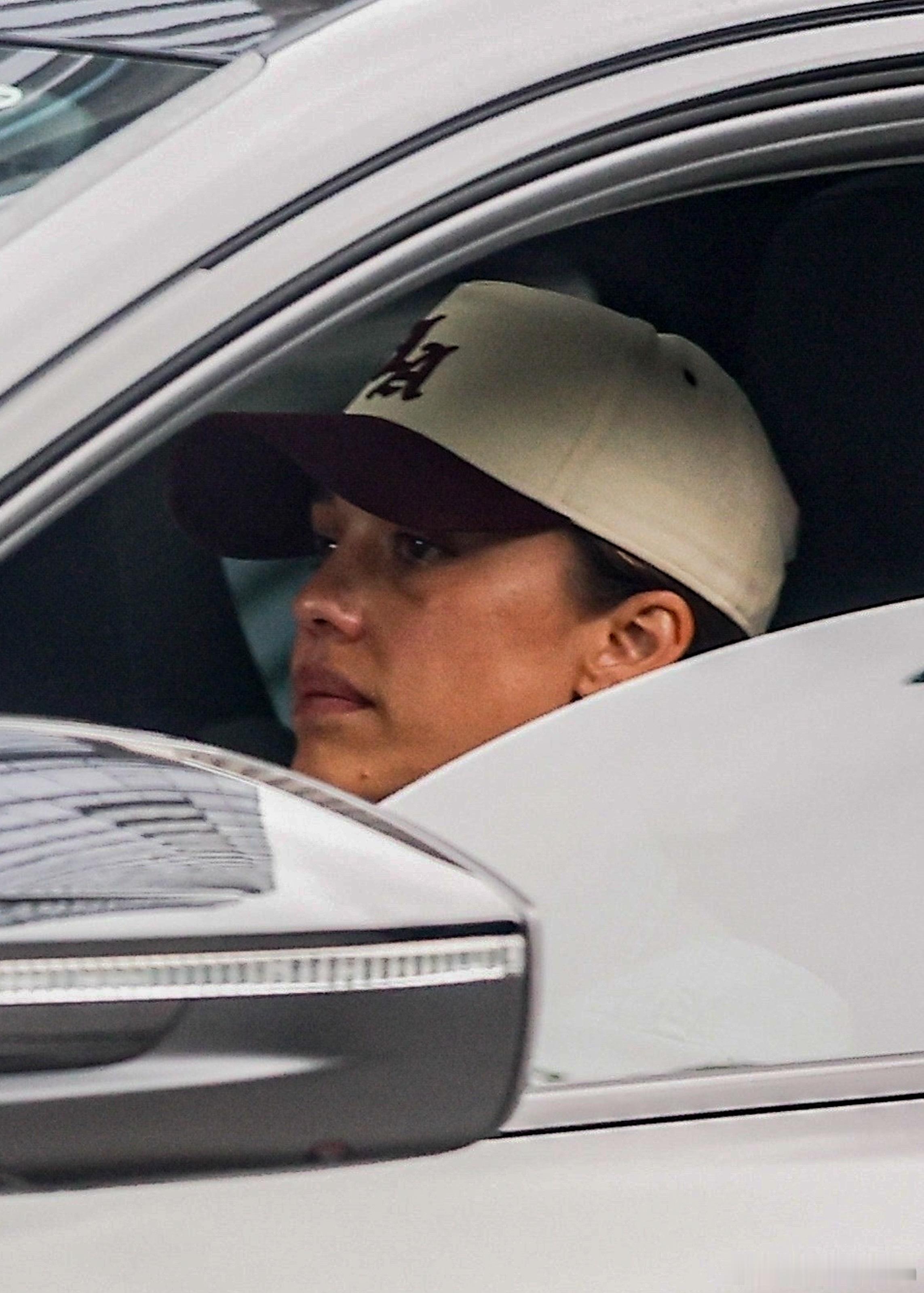 Jessica alba杰西卡阿尔芭在洛杉矶外出，被拍到驱车送女儿haven到前